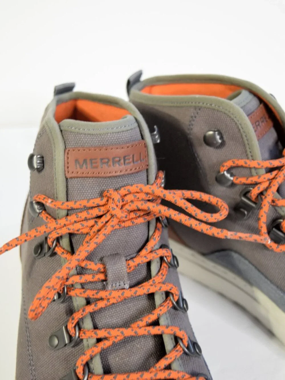 Merrell J71389 Mens 10.5 NWOB Castlerock Gray Canvas Sneaker Chukka Hiking Boots